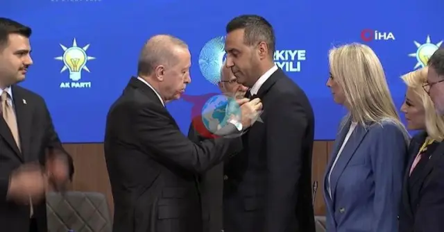 Dokuz belediye başkanı AK Parti'ye katıldı: Rozetlerini Cumhurbaşkanı Erdoğan taktı