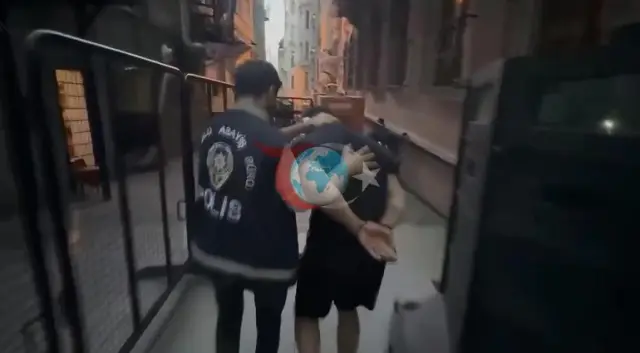 Beyoğlu'nda "Yan Bakma" Tartışmasında Bir Kişiyi Darbeden Motosikletli Saldırgan Tutuklandı