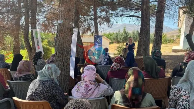 TİKAV "Nesilden-nesle gürleşýäris" taslamasy bilen oba aýallary bilen duşuşdy