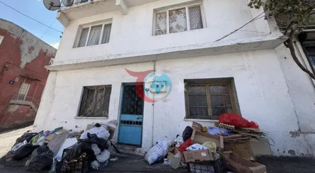 İzmir Konak'ta Üç Katlı Çöp Ev Mahalleliyi İsyan Ettirdi