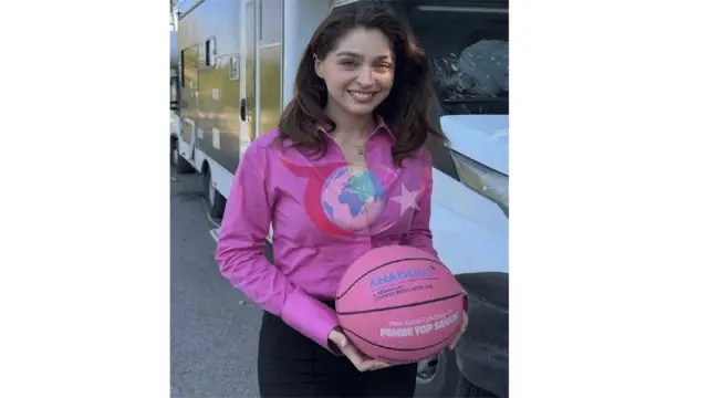 Cemre Baysel Pembe Top Sahada etkinliğinde erken tanı için hava atışı yapacak