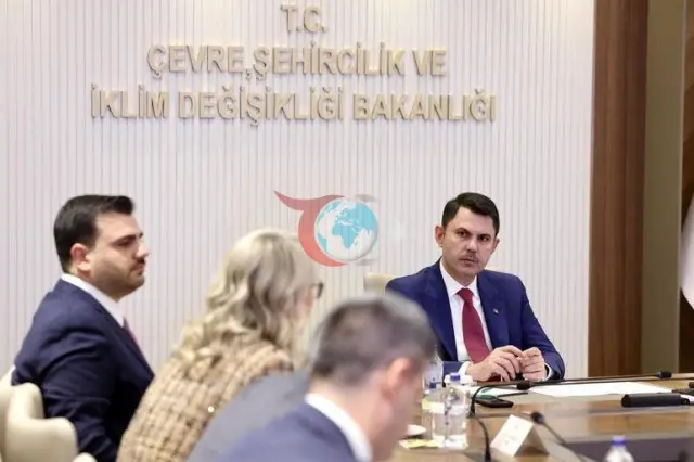Çevre, Şehircilik ve İklim Değişikliği Bakanı Kurum İzmir heyetiyle bir araya geldi