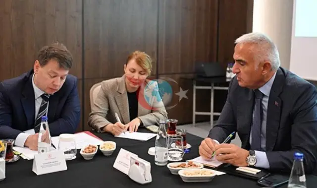 Kültür ve Turizm Bakanı Ersoy, Rus heyetiyle Antalya'da uçuş kapasitesini artırmayı görüştü