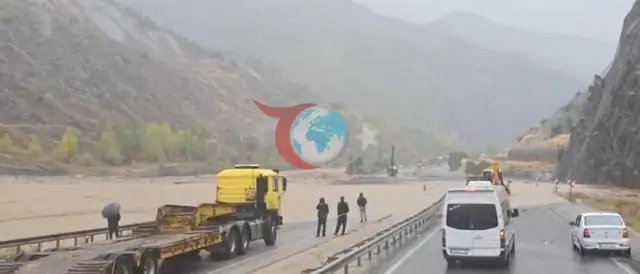 Erzincan-Erzurum kara yolunda heyelan: Ulaşım çift yönlü olarak durduruldu