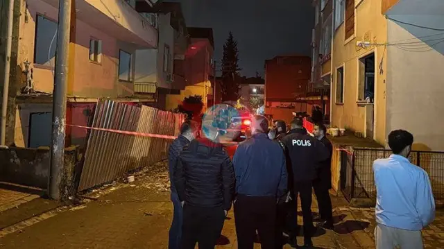 Kocaeli'nin Darıca ilçesinde metruk binanın balkonu çöktü: Bir bina tedbiren boşaltıldı