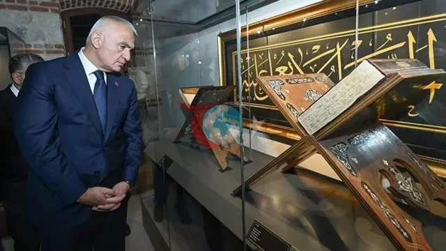 Hattat Mehmet Özçay, dört buçuk yılda tamamladığı Mushaf-ı Şerif'in el yazması aslını TÜYEK'e bağışladı