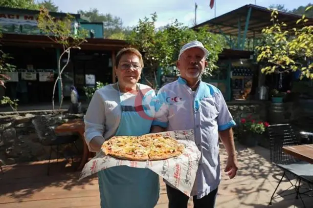 İsveçdən qayıdan Aydın cütlüyü Çorum kəndində açdıqları pizzacı ilə bütün Türkiyə üzrə filial açıb