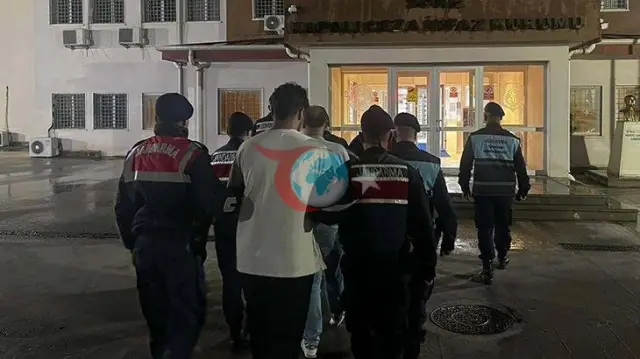 Aydın'ın Didim ilçesindeki bir otele düzenlenen operasyonda 8 kaçak göçmen ile 2 otel çalışanı tutuklandı