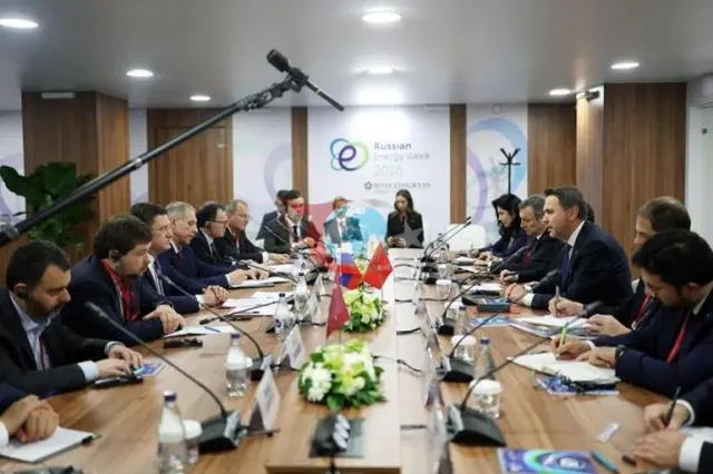 Enerji ve Tabii Kaynaklar Bakanı Bayraktar Moskova'da Rus Enerji Yetkilileriyle Temaslarda Bulundu