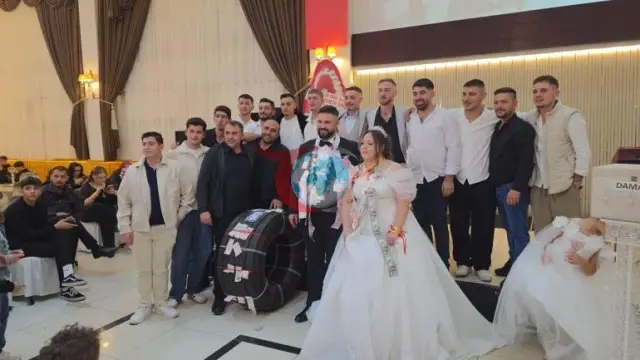 Balıkəsirdə Bandırmada keçirilən toyda bəyə dostları tərəfindən yük maşınının təkəri hədiyyə edilib