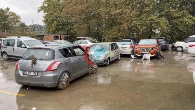 İstanbulun Sarıyer bölgəsində sel sularında qalan avtomobillər çəkilərək Maslak avtoparkına aparılıb