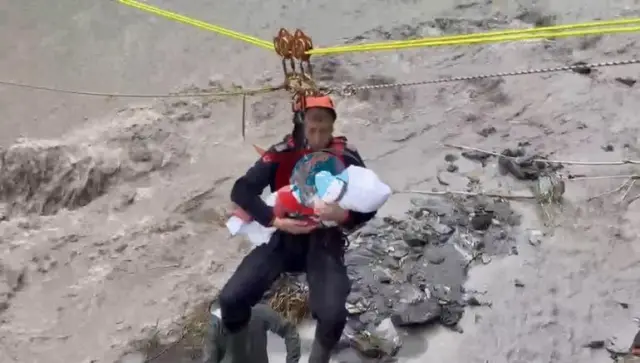 Sakarya'da sel felaketinde mahsur kalan vatandaşlar ve bebek jandarma ekiplerince kurtarıldı