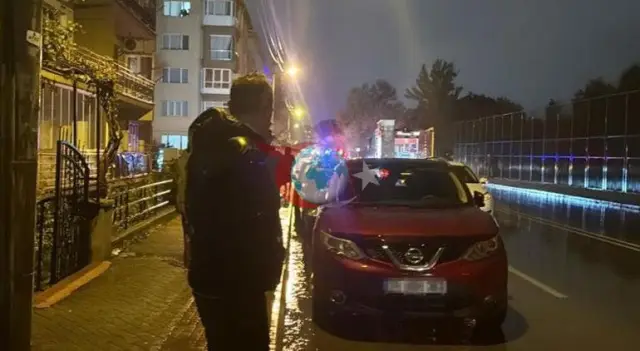 Эскишехирде мас жүргізуші темекі шегіп, апаттан кейін көлігінің өртеніп жатқанын көрді