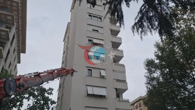 İstanbul Kadıköy’de devrilen vinç 11 katlı binaya çarptı