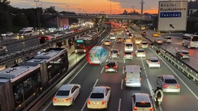 İstanbul genelinde akşam saatlerinde trafik yoğunluğu yüzde 76 seviyesine ulaştı