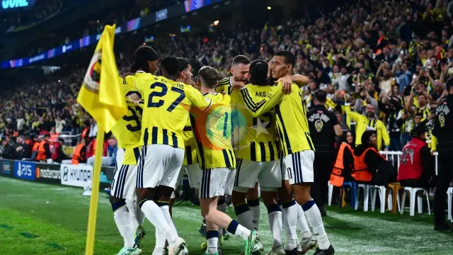 Fenerbahçe ve Slavia Prag maçında Nathan Ake sakatlanarak oyundan çıktı