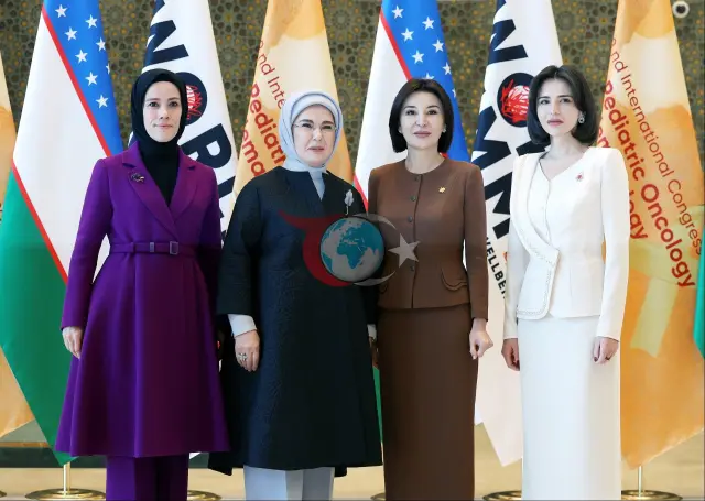 Emine Erdoğan, Özbekistan'da düzenlenen çocuk refahı zirvesi kapsamındaki sergiyi ziyaret etti