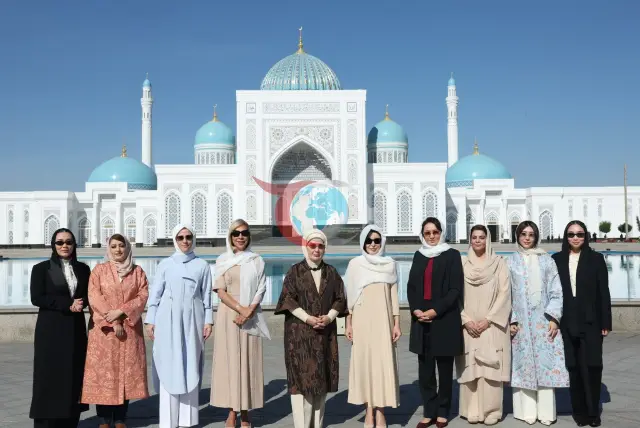 Emine Erdoğan, Özbekistan'daki İmam Buhari Türbesi'ni Ziyaret Etti