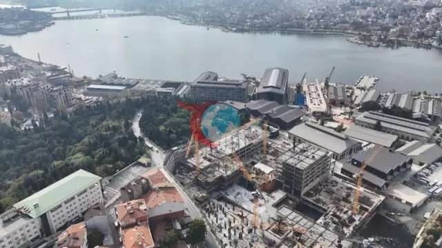 İstanbul Beyoğlu'ndaki Taşkızak Tersanesi inşaatında tek başına kalan ağaç dikkat çekiyor