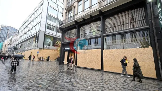 Brüksel'de esnaf yağma endişesiyle mağazalarını ahşap panellerle kapatıyor