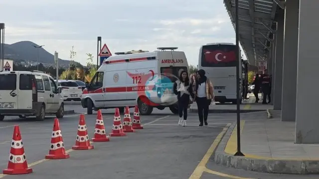 Kütahýada mekdebiň daşynda iýmit paýlanylandan soň 19 okuwçy keselhana ýerleşdirildi