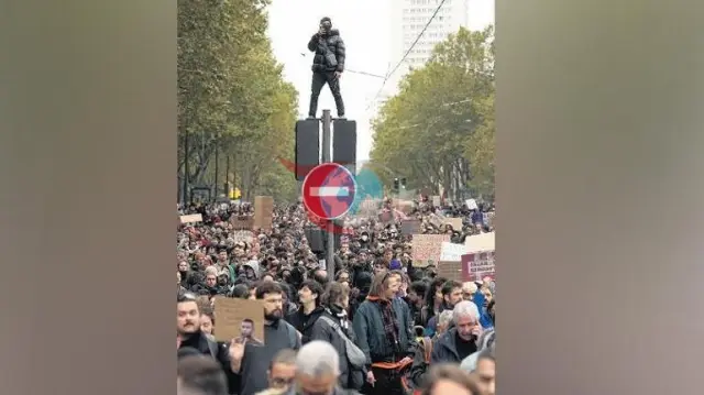 Fransiýada protestler dowam edýär: 70 müň polisiýa işgäri ýerleşdirildi
