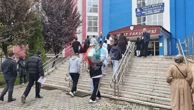 KPSS Ortaöğretim Sınavı 81 İlde 2 Milyon 985 Bin Adayın Katılımıyla Başladı
