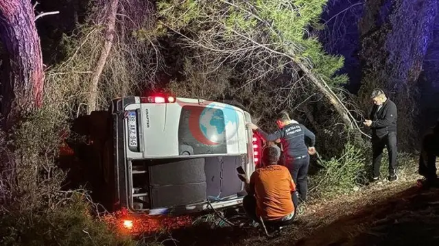 Antalya Kumluca'da dağcıları taşıyan minibüs şarampole devrildi: 15 kişi yaralandı