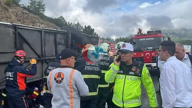 Isparta-Antalya kara yolunda yolcu otobüsü devrildi: Ölü ve yaralılar var