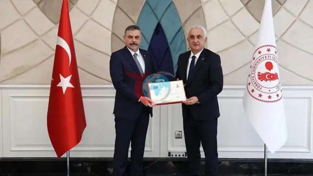 Bakan Çiftçi, Sosyal Yardımlaşma ve Dayanışma Vakıflarında başarılı olan 17 mülki idare amirini ödüllendirdi