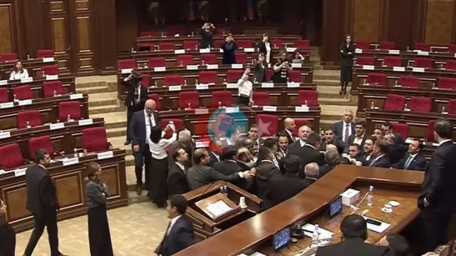 Ermənistan parlamentində iqtidar və müxalifət deputatları arasında dava düşüb