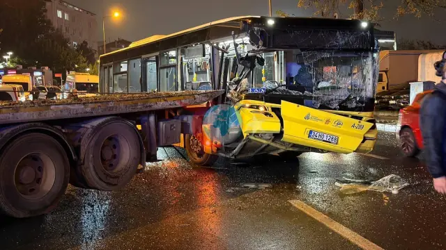 İstanbul Bağcılar'da İETT özel halk otobüsü park halindeki çekiciye çarptı