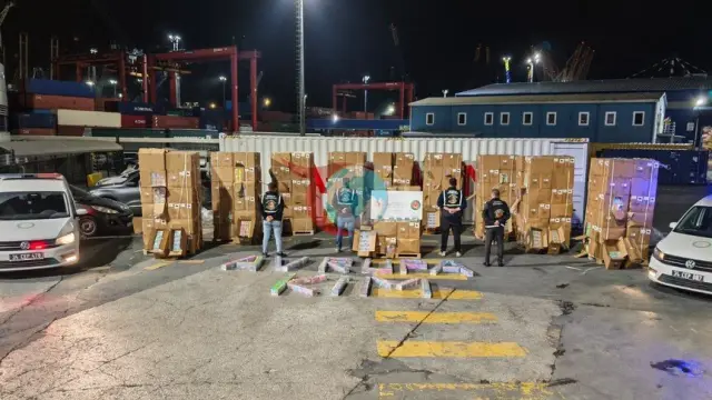 İstanbul'da düzenlenen iki operasyonda 142 binden fazla kaçak elektronik sigara ele geçirildi