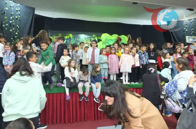 Burhaniye Belediyesi Kent Tiyatrosu'ndan Çocuklara Muhteşem Gösteri: 'Bizden Değilsin' Ayakta Alkışlandı