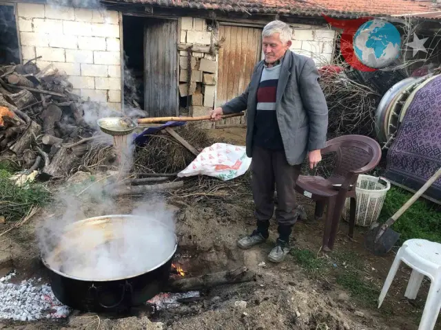 Manisa Sarıgöl'de Sultaniye Üzümü Pekmezi Üretimi Canlılığını Koruyor