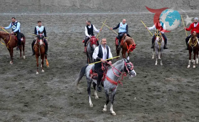 Erzincan'da Geleneksel Cirit Müsabakalarıyla Ata Sporu Yaşatılıyor
