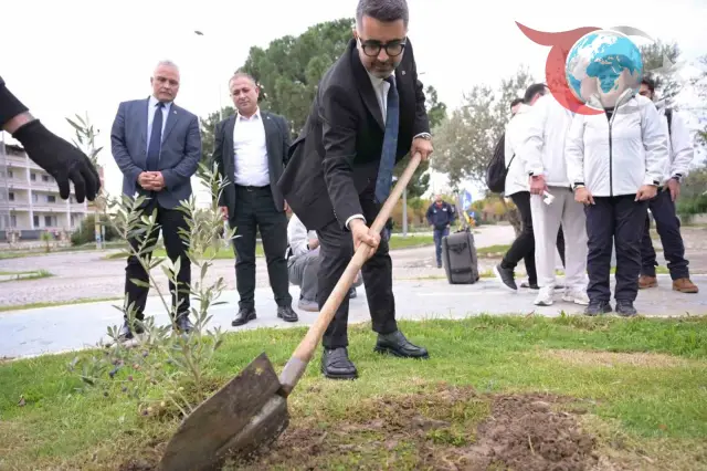 Kaz Dağları’nda Koşu Öncesi Zeytin Fidanı Dikimiyle Doğa ve Sürdürülebilirlik Vurgusu