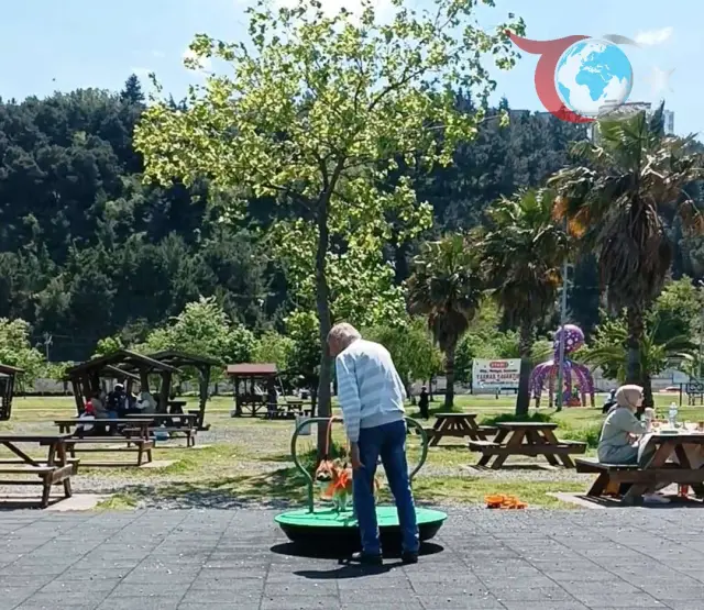 Samsun’da Köpeğini Parkta Eğlendiren Vatandaş