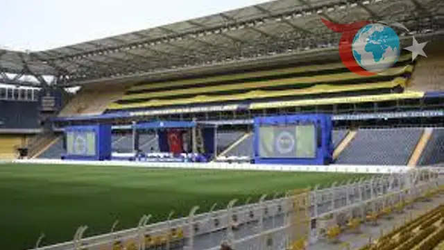 Fenerbahçe-Galatasaray Derbi Heyecanı Başlıyor: Taraftarlar Sahaya Akın Ediyor