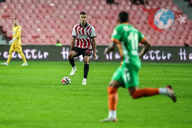 Samsunspor İlk Yarıda Öne Geçti: Alanyaspor’a Karşı 1-0’lık Avantaj