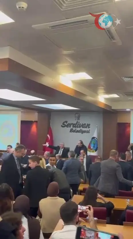 Serdivan Meclisinde Gergin Anlar: Belediye Toplantısında Tartışma Kavga ile Sonuçlandı