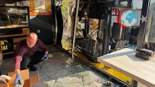 İstanbul'da İETT Otobüsü Binaya Çarptı: 3 Yolcu Yaralandı