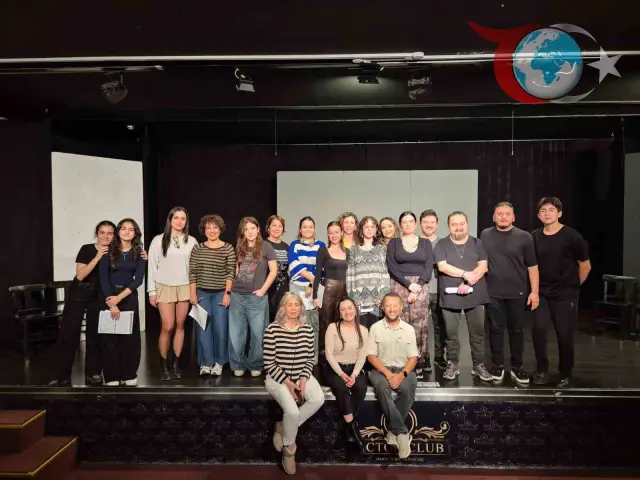İzmir’de Sahne Tozu Tiyatrosu'nda Uluslararası Sanat Köprüsü: Yunan Sanatçı Sofia Kapsourou ile Buluşma
