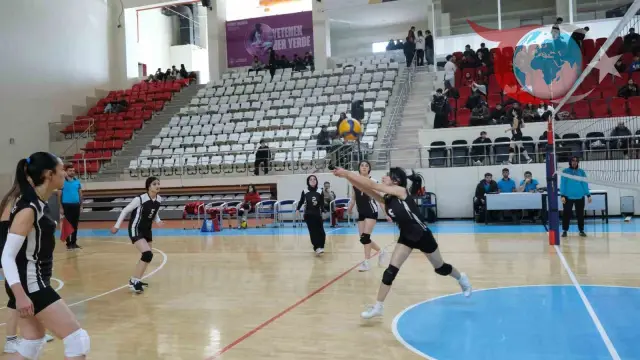 Erzincan'da Voleybol Tutkusu: Gençler İl Şampiyonluğu İçin Sahada