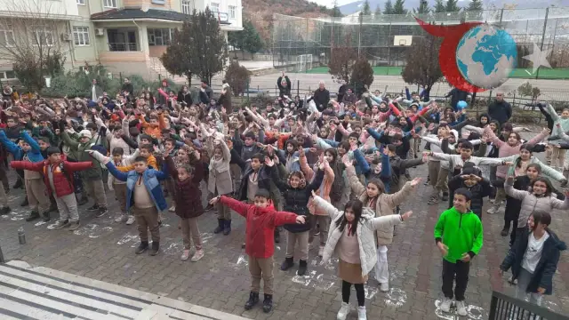 Tunceli’de Öğrenciler Güne Enerjik Başlıyor: Sağlıklı Hayat Merkezi’nin Spor ve Motivasyon Etkinliği