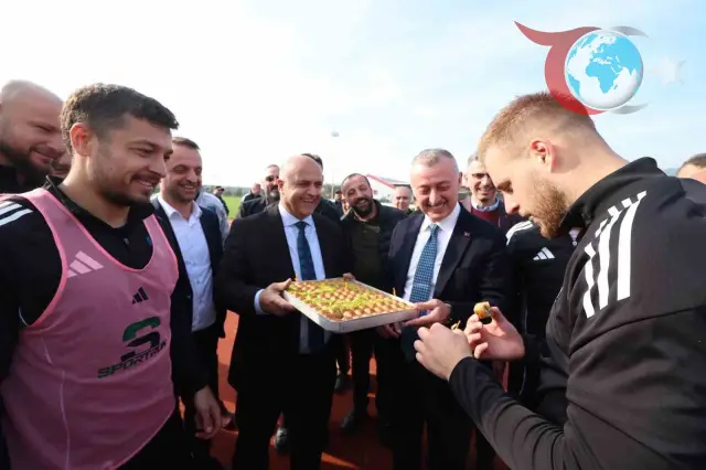 Kocaelispor'un Antrenmanına Tatlı Ziyaret: Başkan Büyükakın'dan Baklavalar ve Destek Mesajları