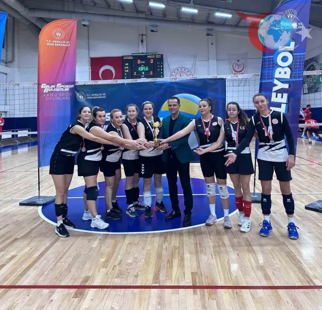 Manisa Kadın Voleybol Takımı Türkiye İkincisi Oldu