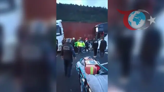 Osmaniye'de Otoyolda Korkutan Kaza: Yolcu Otobüsü Tıra Arkadan Çarptı!