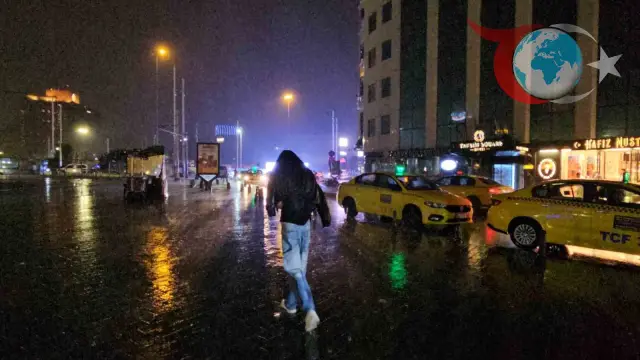 İstanbul'da Gece Başlayan Sağanak Yağışlar Hayatı Felç Etti