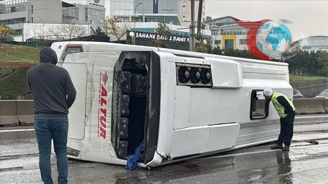 D-100 Kara Yolunda Servis Minibüsü Kazası: 1'i Ağır 7 Yaralı